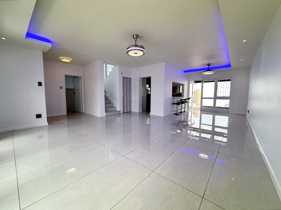 4 Bedroom Property for Sale in Bloubergrant Western Cape